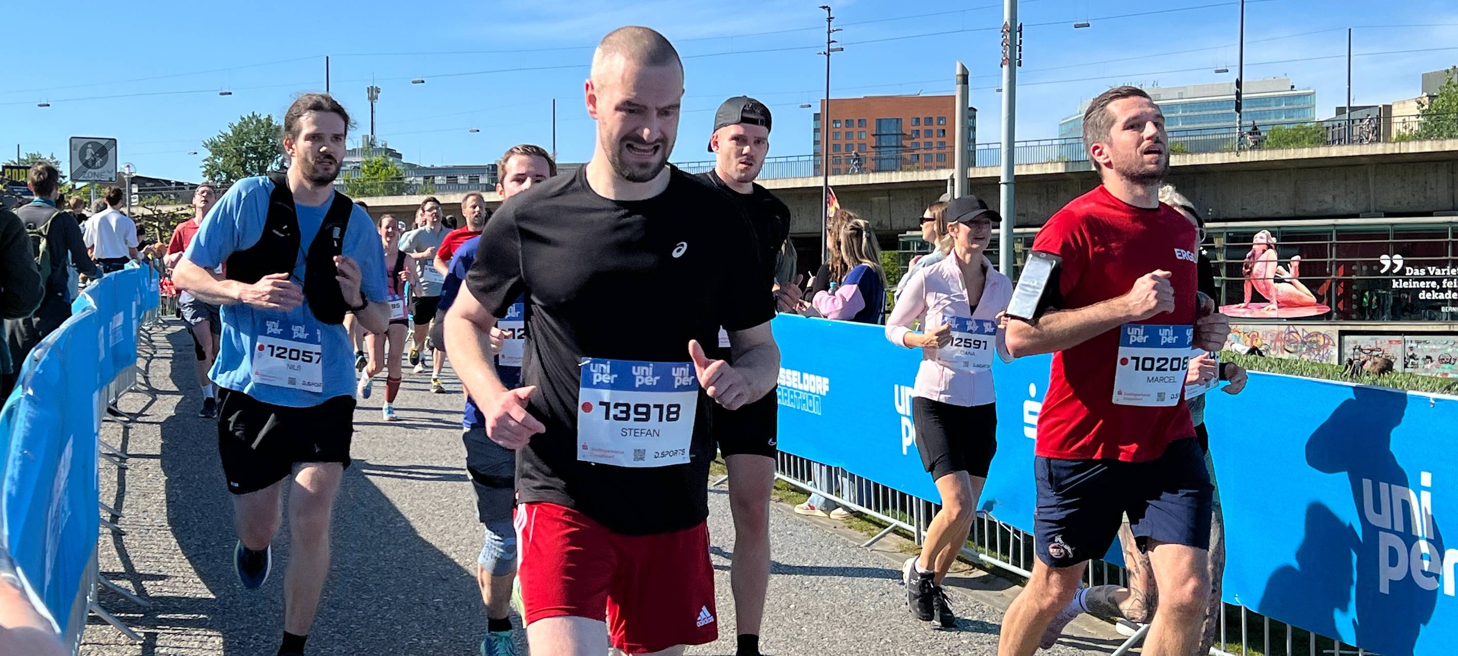 Die letzten Meter bis zum Ziel beim Halbmarathon in Düsseldorf.