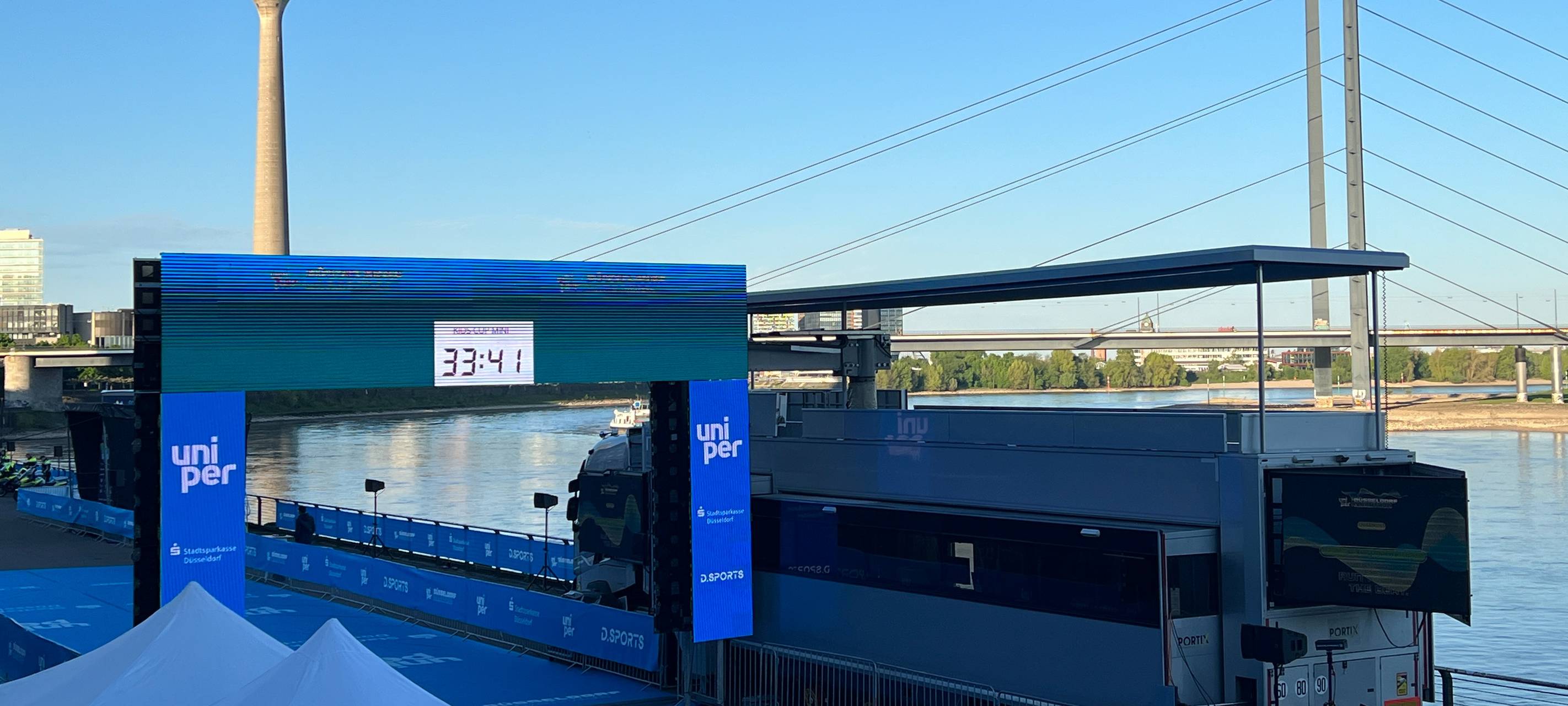 Zielbereich beim großen Düsseldorf Marathon am Morgen vor dem Start.