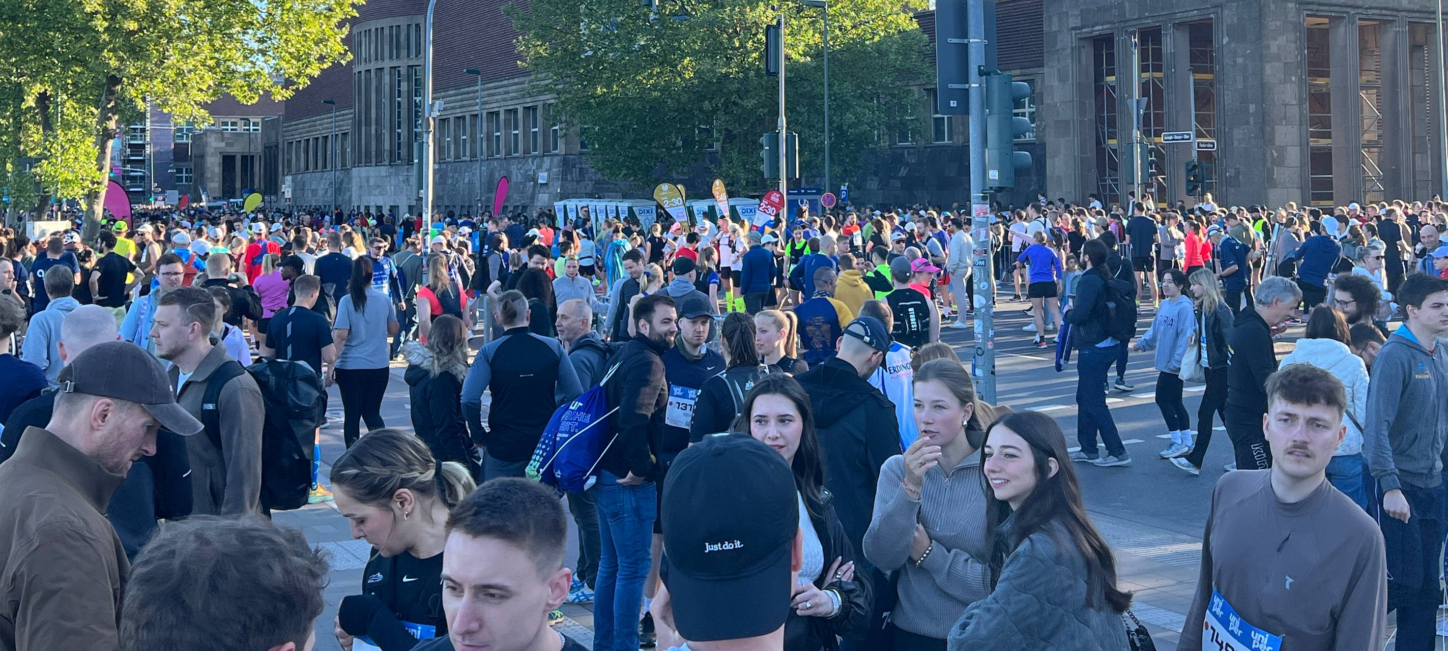 Beim großen Düsseldorf Marathon waren tausende von Athletinnen und Athleten und Zuschauerinnen und Zuschauer unterwegs.