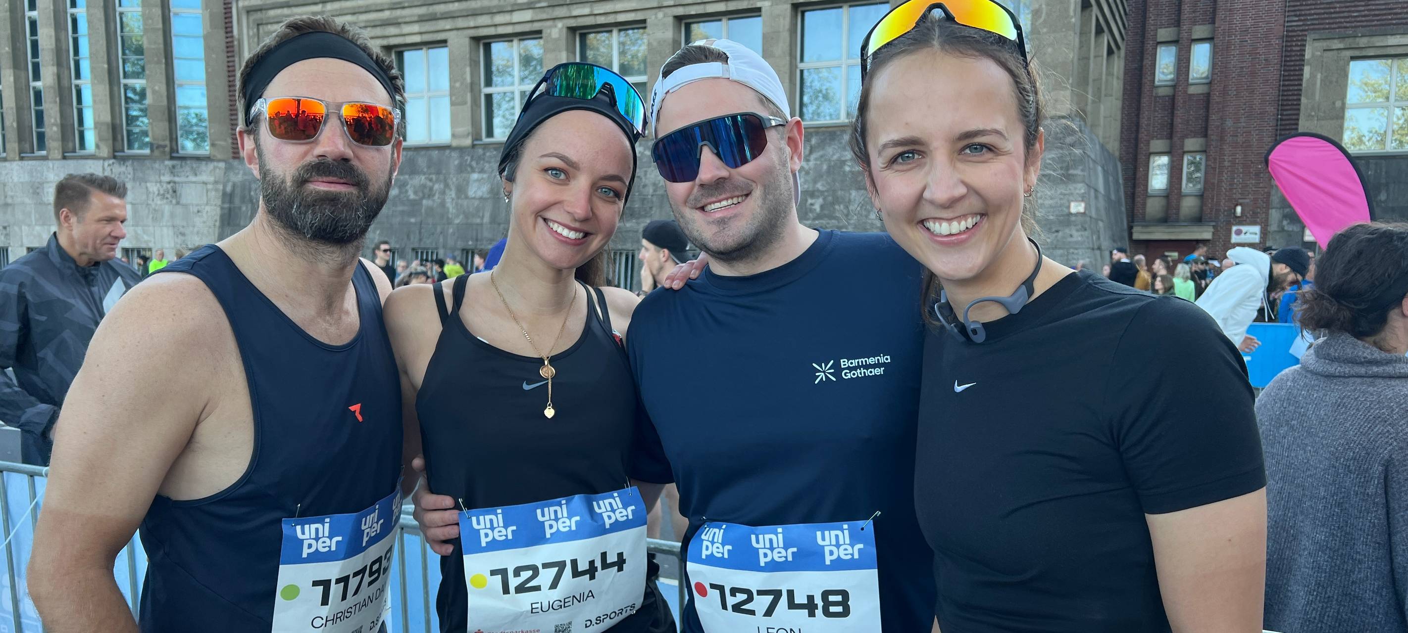 Christian, Eugenia, Leon und Elena vor ihrem Start beim großen Düsseldorf Marathon.