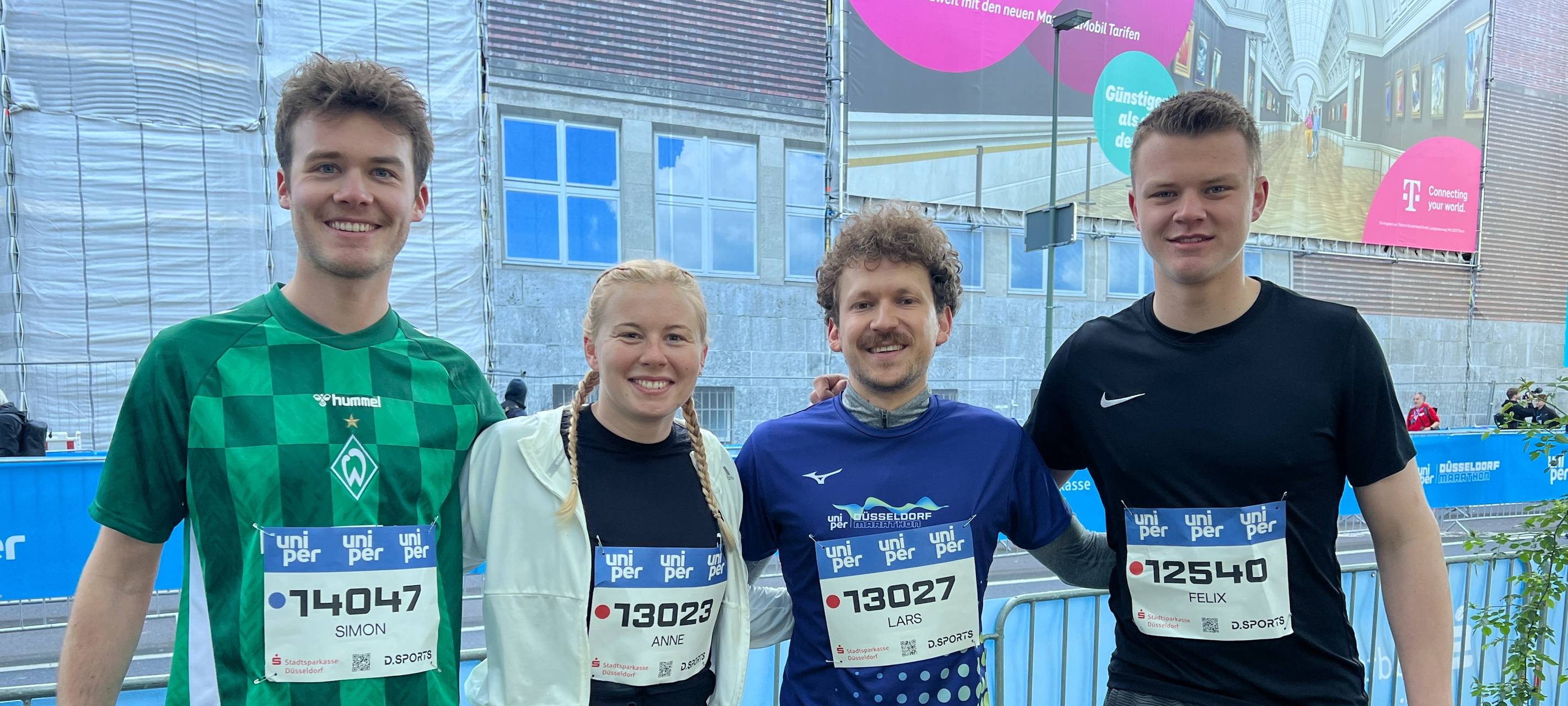 Simon, Anne, Lars und Felix kurz vor ihrem Start beim großen Düsseldorf Marathon.