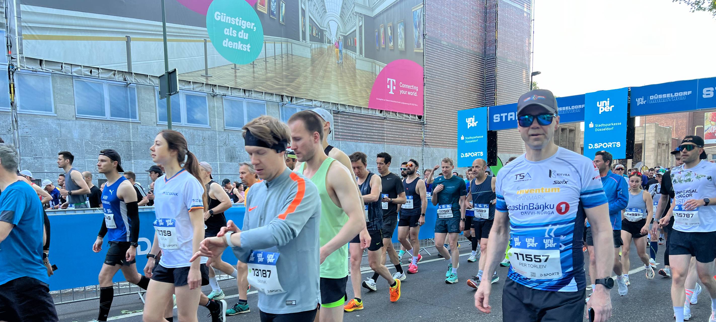 Die Läuferinnen und Läufer auf dem Weg zum Start beim großen Düsseldorf Marathon.