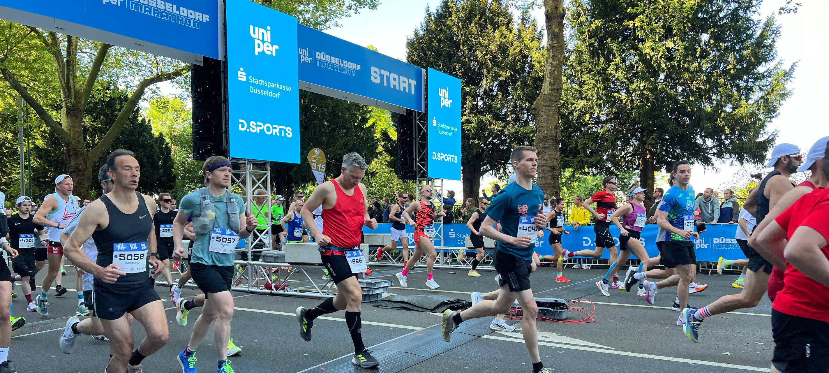 Startschuss für die Läuferinnen und Läufer des Marathons in Düsseldorf.