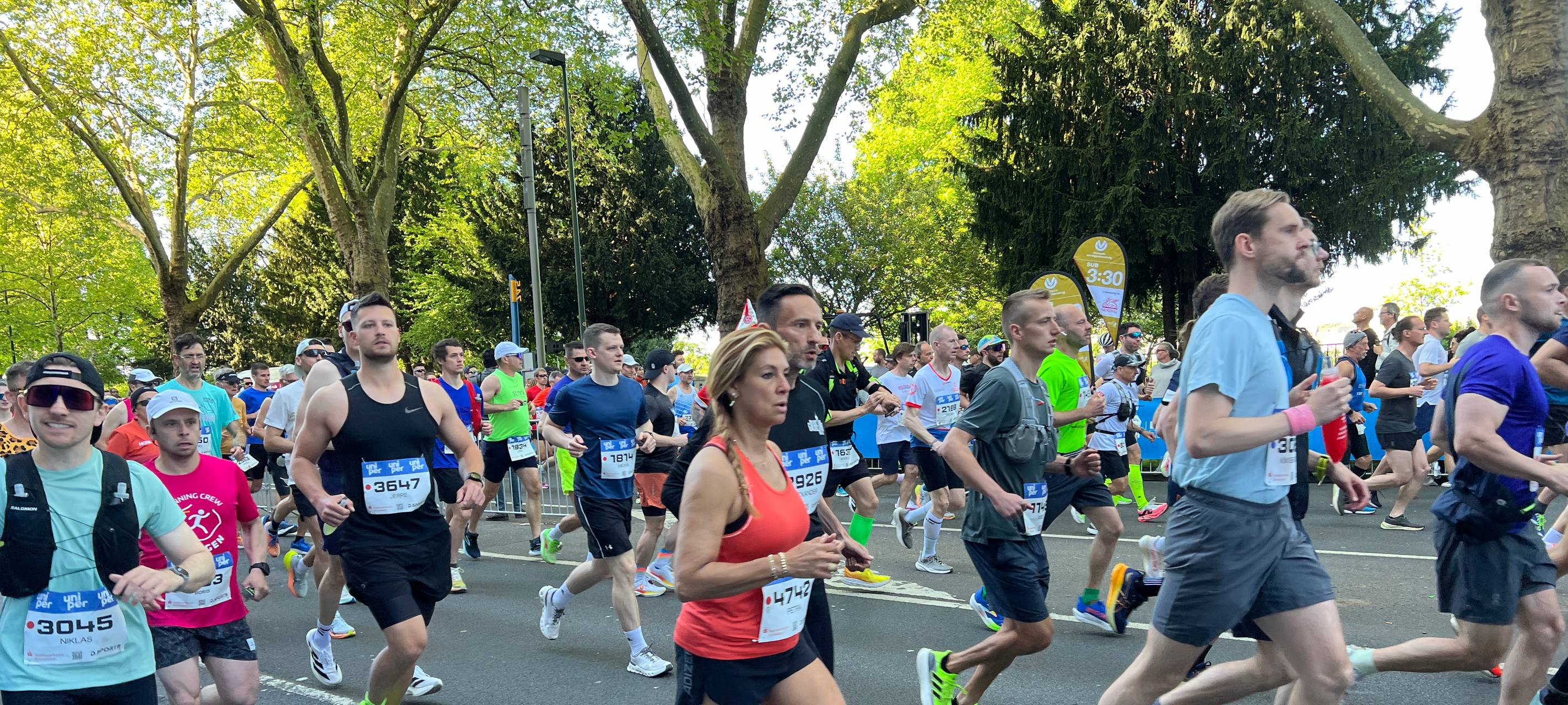 Die ersten Meter für die Athletinnen und Athleten beim großen Düsseldorf Marathon
