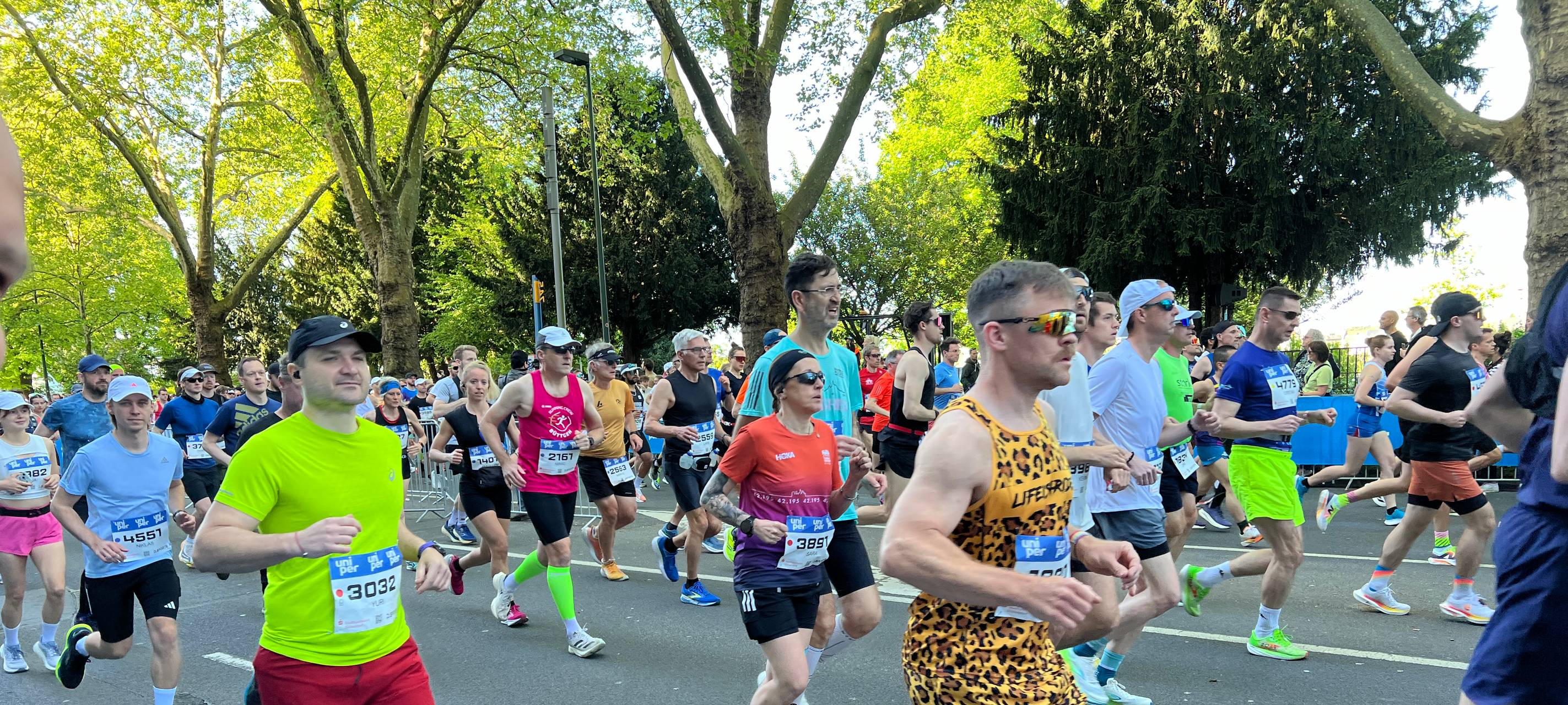Tausende von Läuferinnen und Läufer waren beim Marathon in Düsseldorf mit dabei.