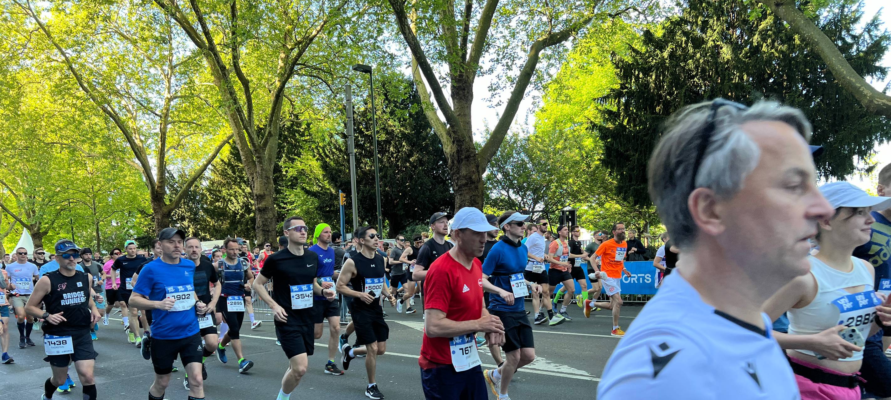 Tausende von Läuferinnen und Läufer waren beim Marathon in Düsseldorf mit dabei.