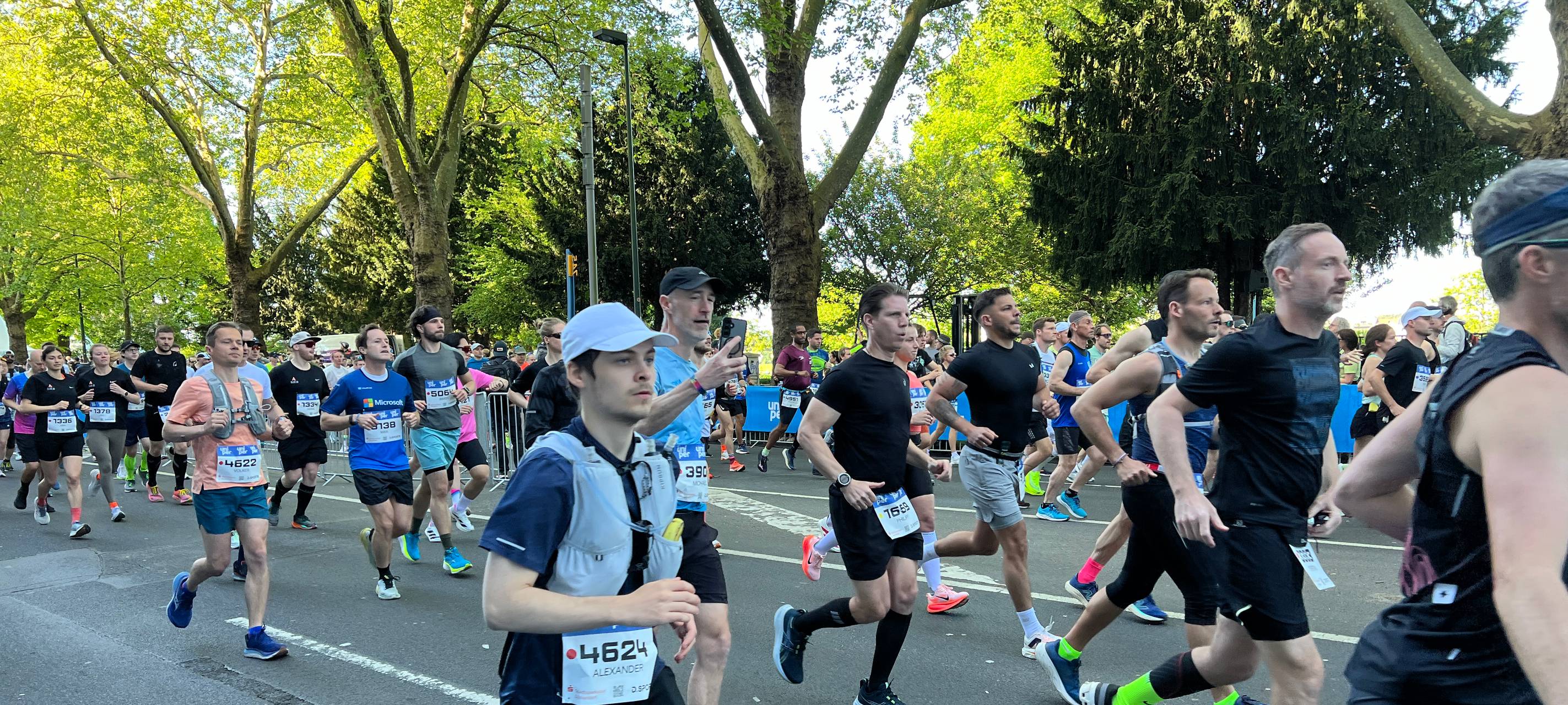 Über 4000 Marathon Läufer kurz nach dem Start.