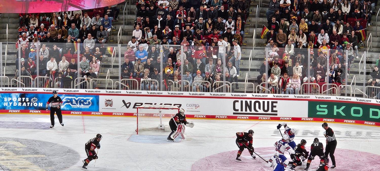 Eine Spielszene aus dem Länderspiel Deutschland gegen die USA im Dome im Rath.