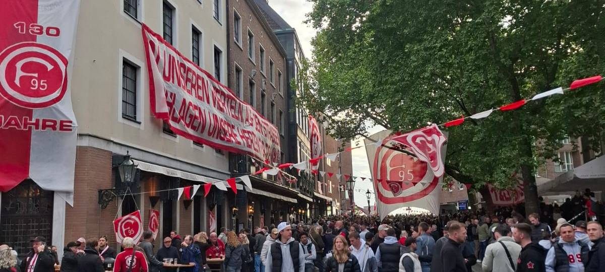 Fortuna feiert den 130. Geburtstag in der Altstadt - unter anderem auch vor dem Uerige.