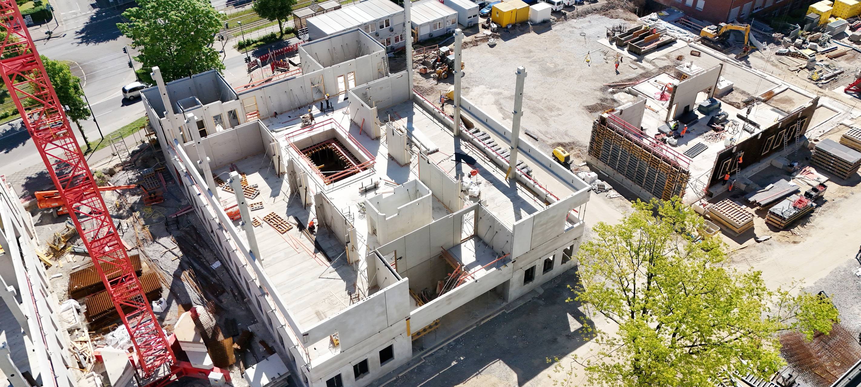 Große Baustelle an der Siegburger Straße in Oberbilk von oben fotografiert. Grundsteinlegung für die Erweiterung der dortigen Schulen.