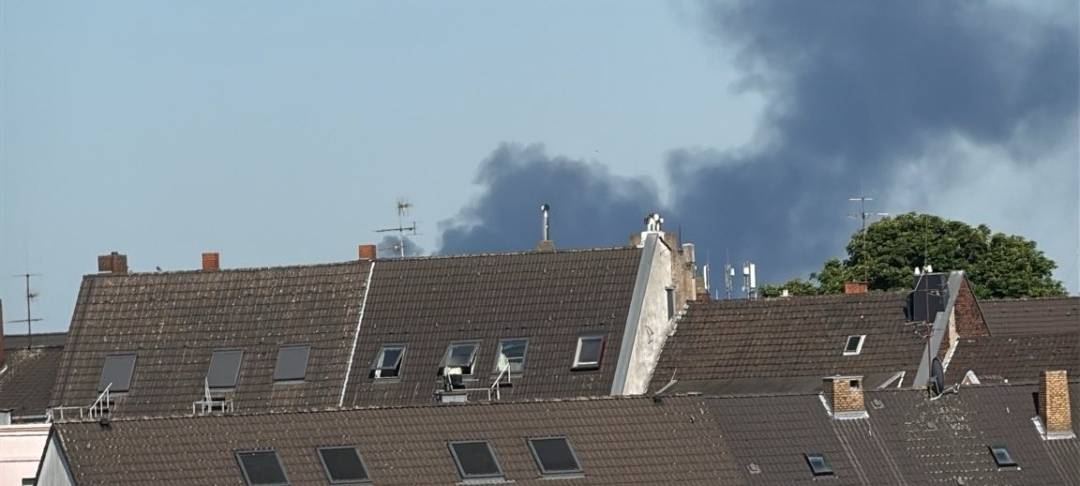 Eine Rauchsäule eines Brandes in Hochdahl. Der Rauch ist auch in Düsseldorf sichtbar.