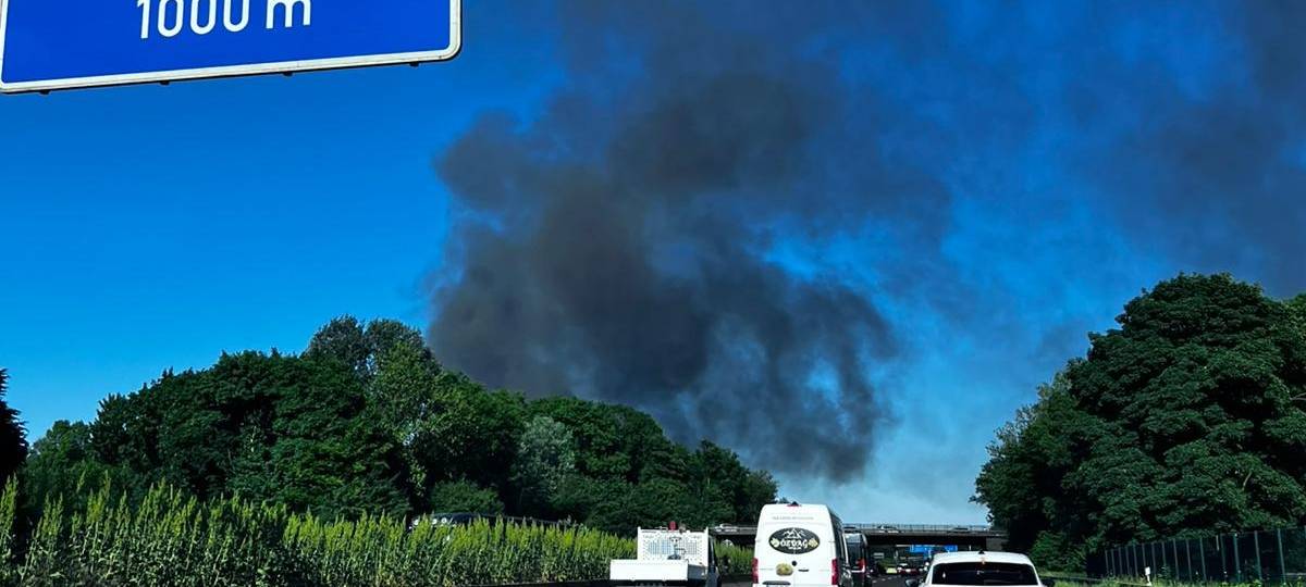 Das Feuer in Hochdahl ist auch von der A3 zu sehen. Zum Beispiel auch am Kreuz Hilden.