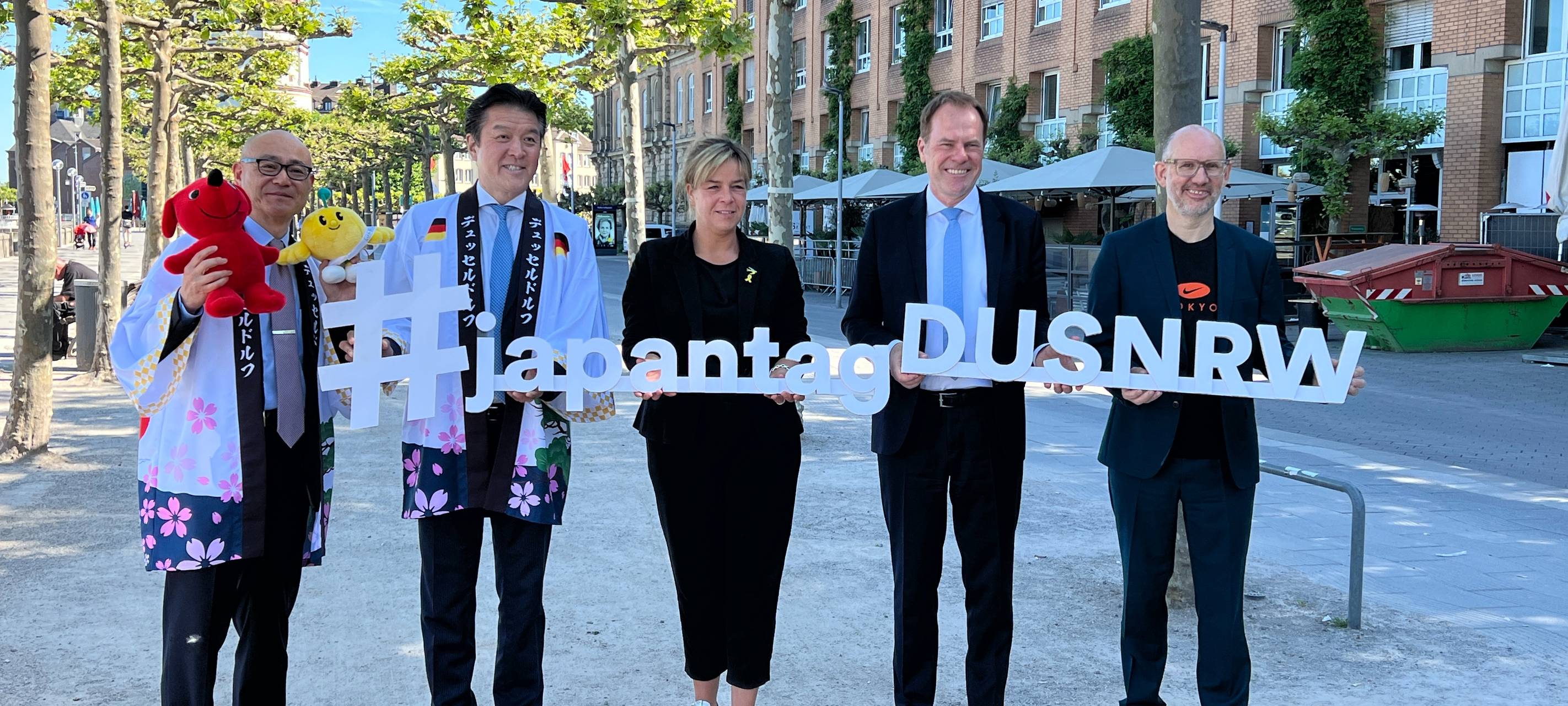 Japanischer Generalkonsul Yoshitaka Tsunoda, Präsident des japanischen Clubs Takao Hariya, Wirtschaftsministerin Mona Neubaur, Oberbürgermeister Dr. Stephan Keller und Geschäftsführer DLive Michael Brill auf der Pressekonferenz zum Japantag