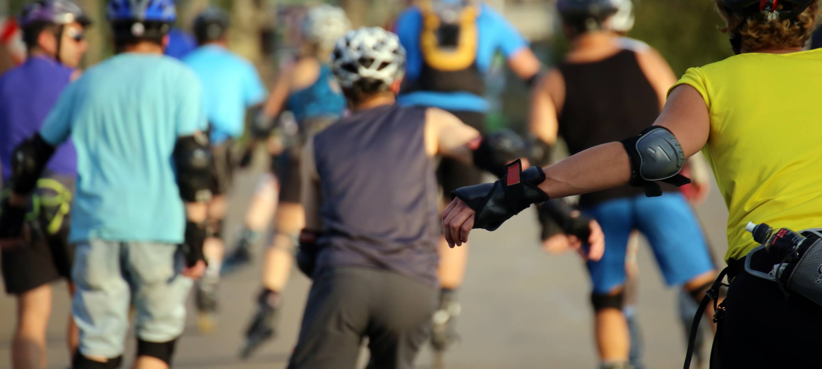 Eine Gruppe von Inlineskatern in der Abendsonne.