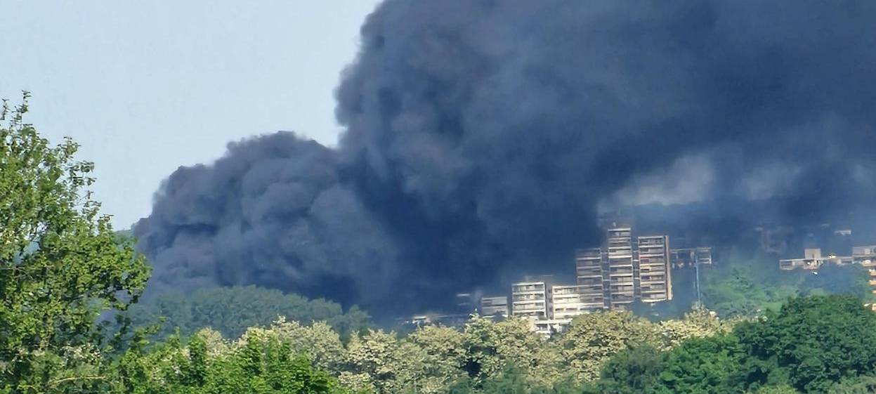 Das Feuer in Erkrath Hochdahl ist auch deutlich in Unterbach sichtbar.