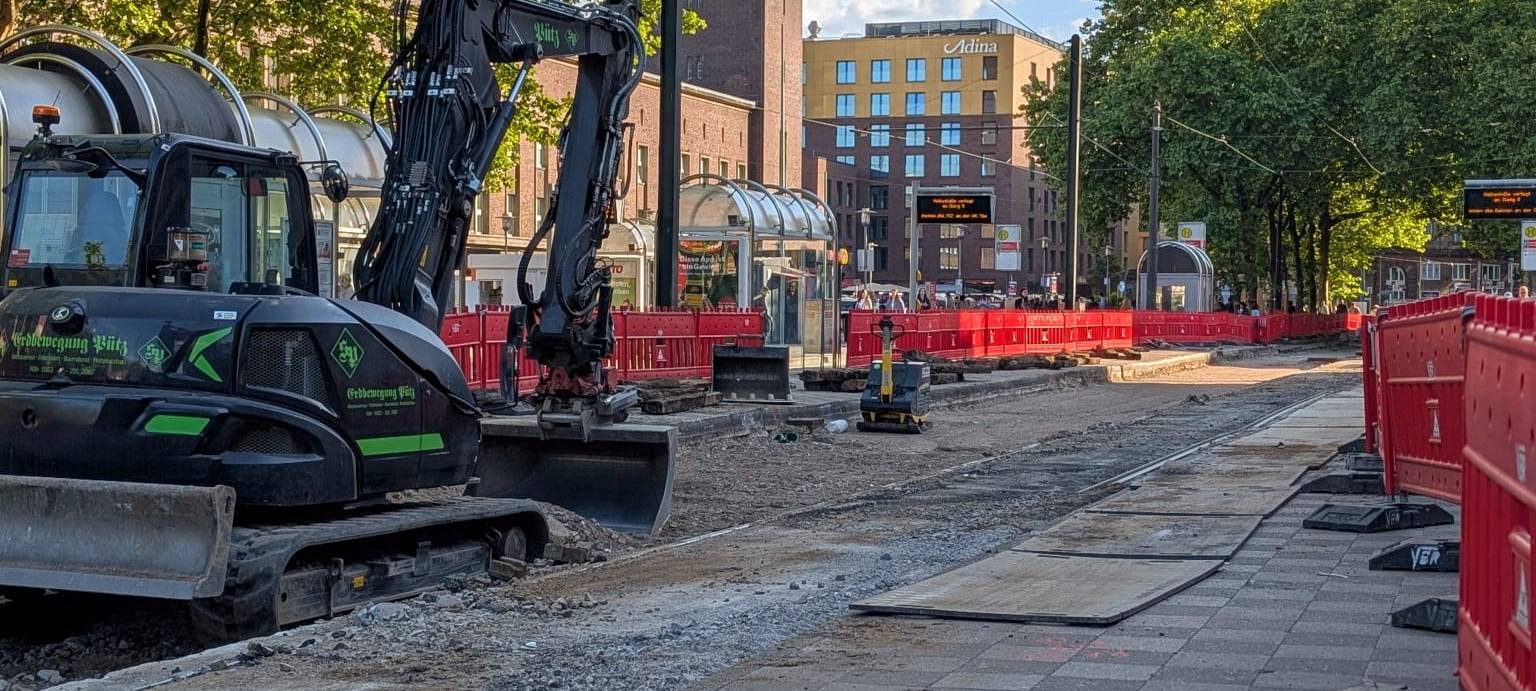 Am Düsseldorfer Hauptbahnhof arbeitet die Rheinbahn an den Gleisen. Die Baustelle sorgt für Umleitungen bei der Rheinbahn.