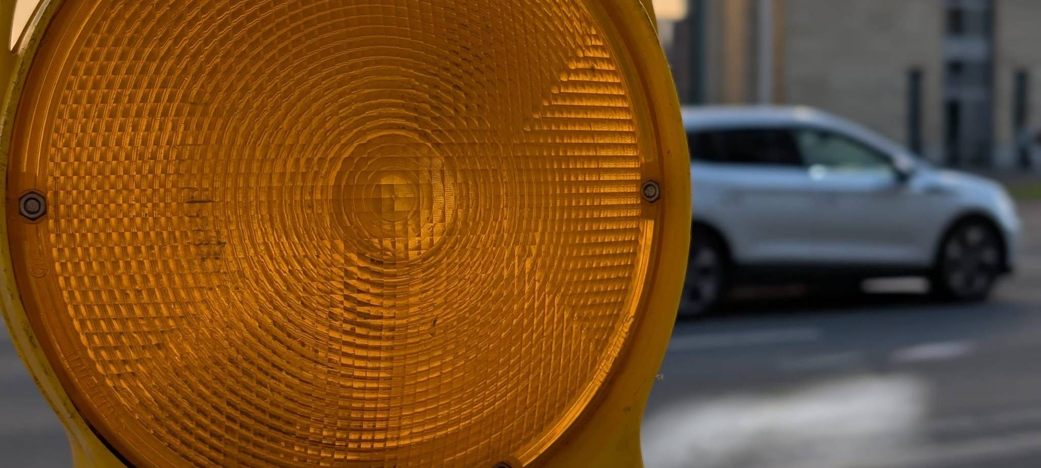 Eine gelbe Warnlampe. Sie signalisiert, das ein Bereich gesperrt ist.