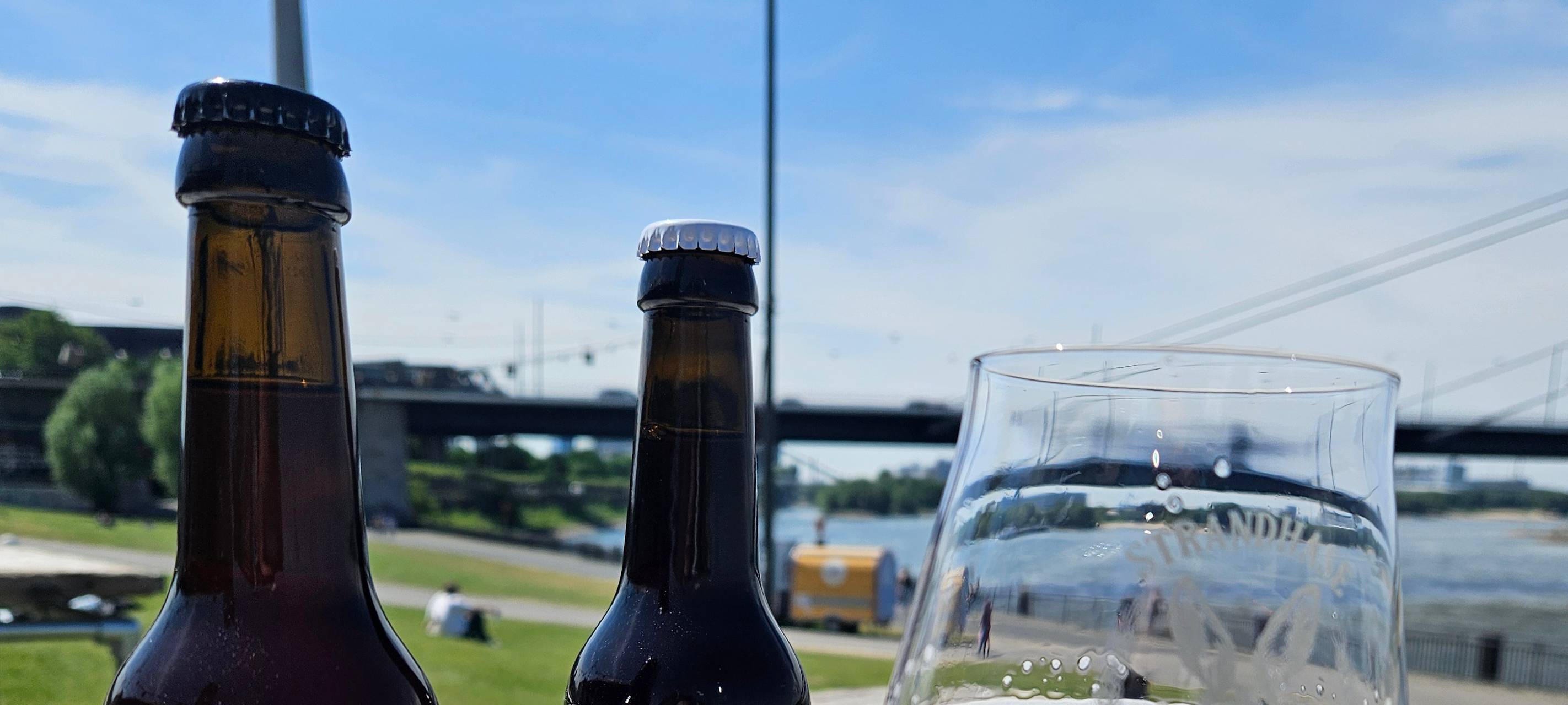 Strandhasen Altbier Flaschen und im Glas am Stadtstrand am Mannesmannufer
