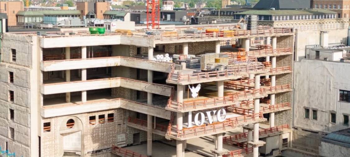 Blick auf die Le Couer-Baustelle an der Königsallee. Im Hintergrund Altstadt und Oberkasseler Brücke.