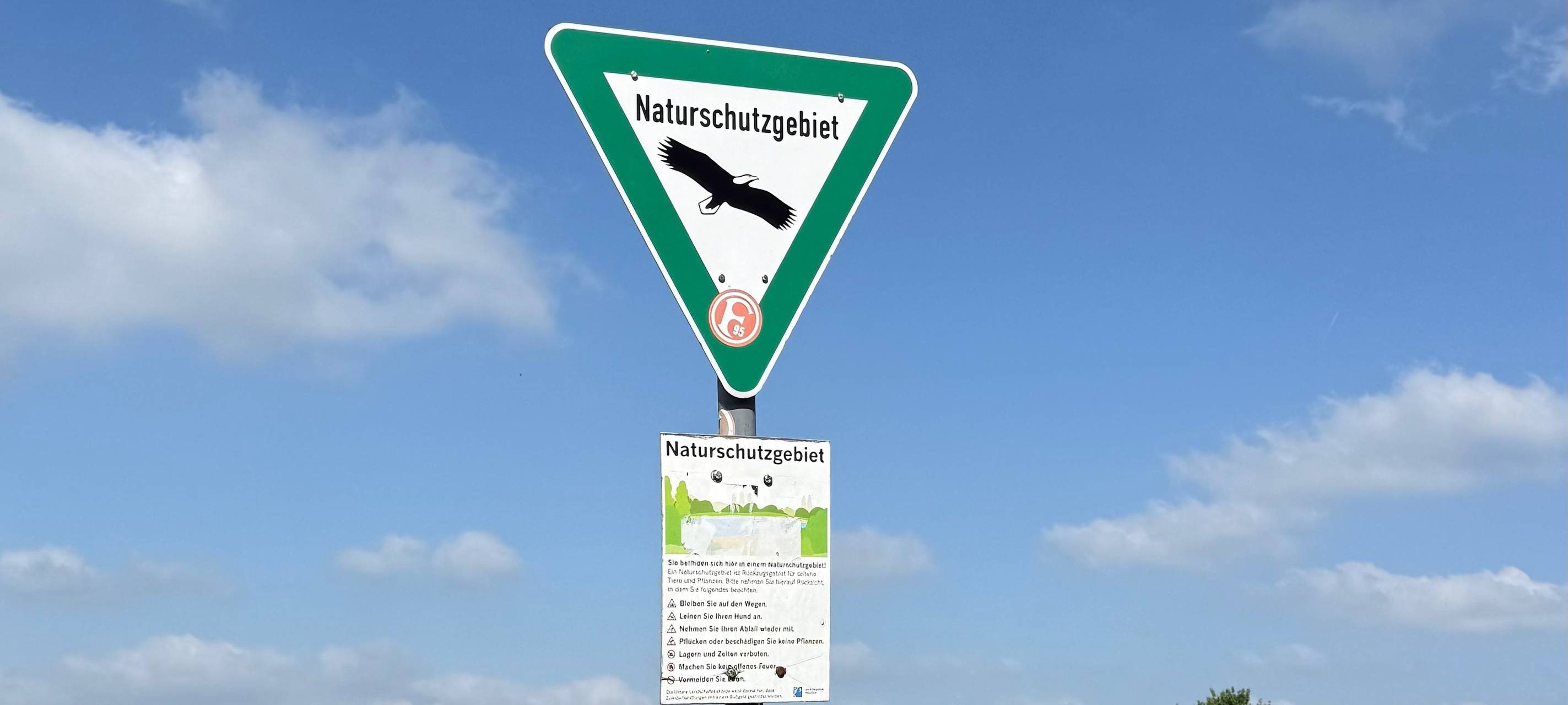 Naturschutzgebiet-Schild im Himmelgeister Rheinbogen