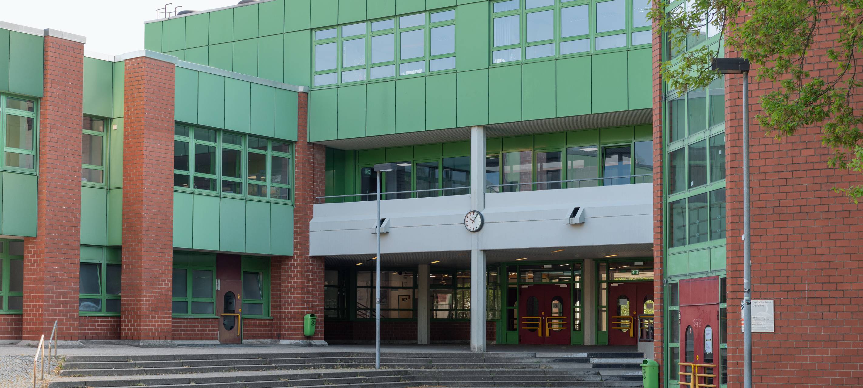 Das Gebäude des Schloß-Gymnasiums Benrath an der Hospitalstraße 45.