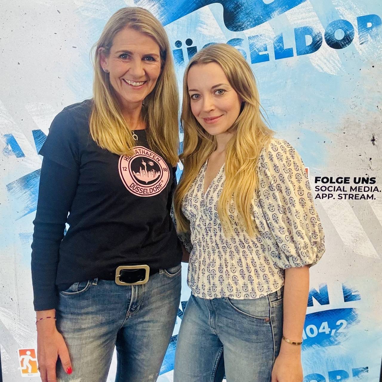 Claudia Monréal, Moderatorin bei Antenne Düsseldorf mit Moderatorin Nadine Saibert