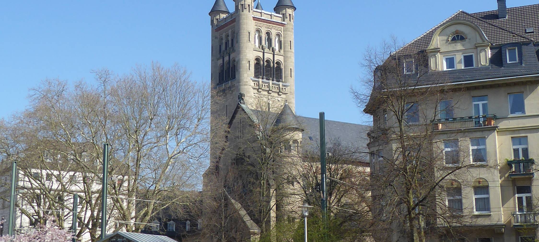 Im Vordergrund Rasen, im Hintergrund die Kirche St. Antonius Friedrichstadt