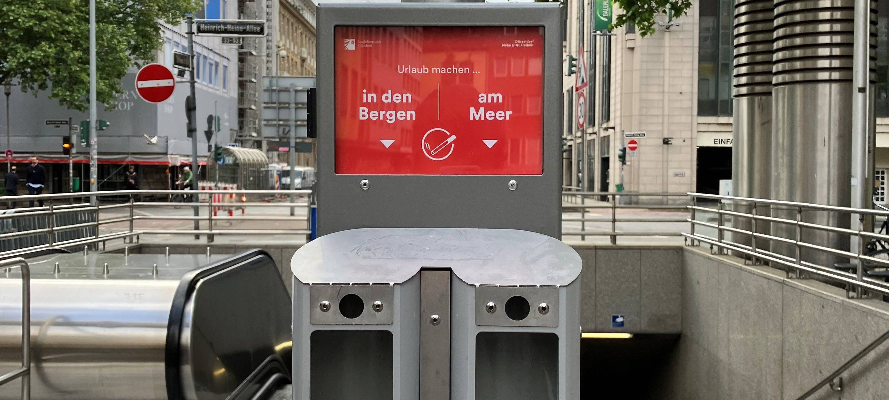 Leerer Abstimmaschenbecher vor der Rolltreppe des U-Bahnhofs Heinrich-Heine-Allee