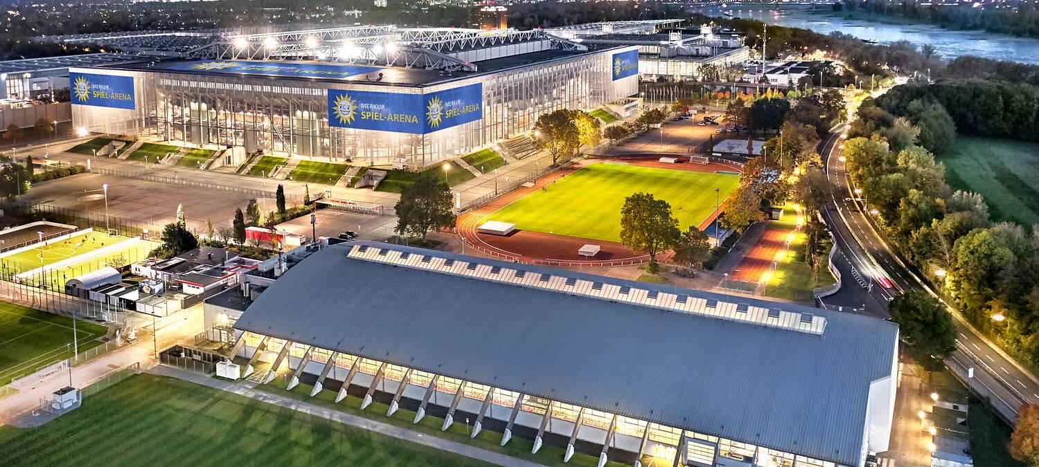 Blick von oben auf die Merkur-Spiel-Arena, die Leichtathletikhalle und Sportplätze in Stockum.