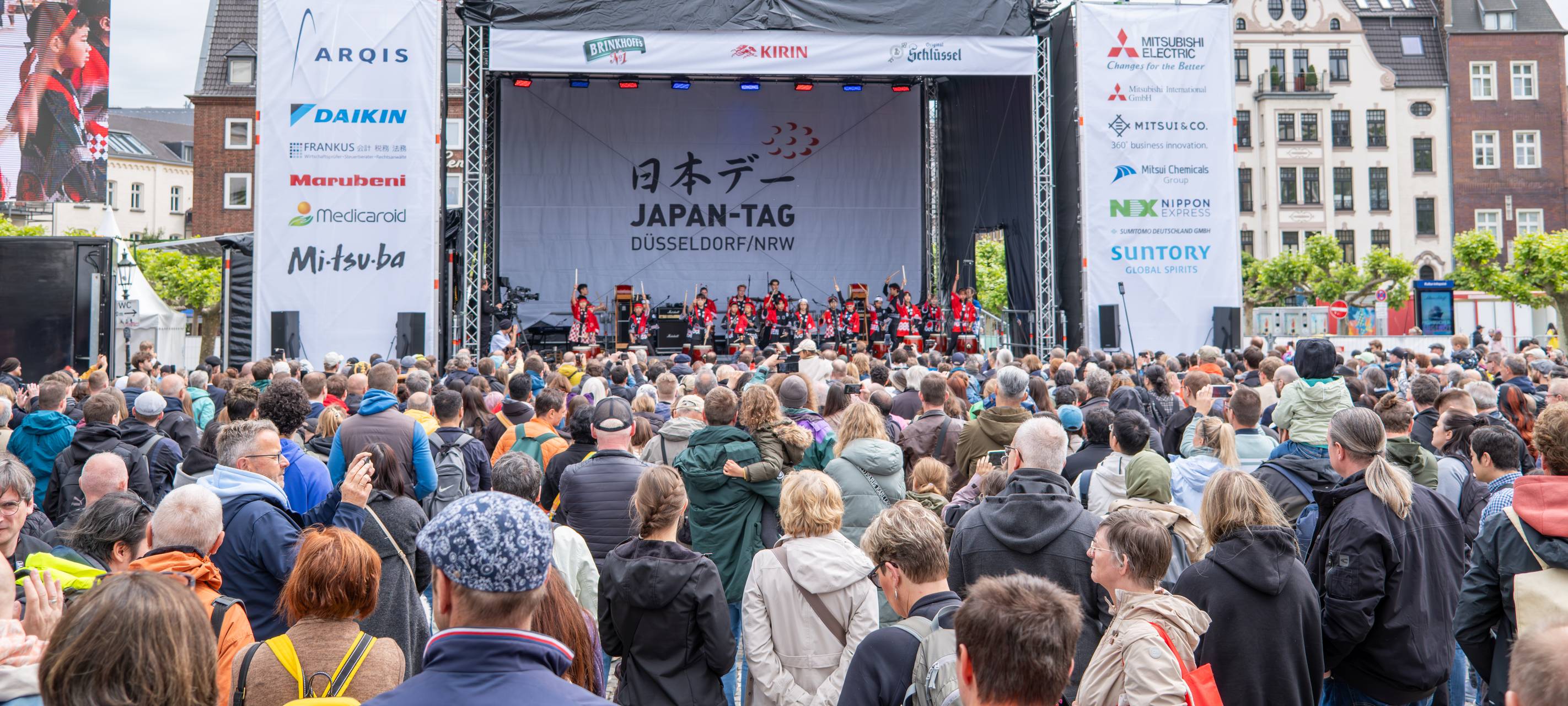 Japan-Tag: Die Bühne auf dem Burgplatz mit vielen Menschen, die davor stehen.