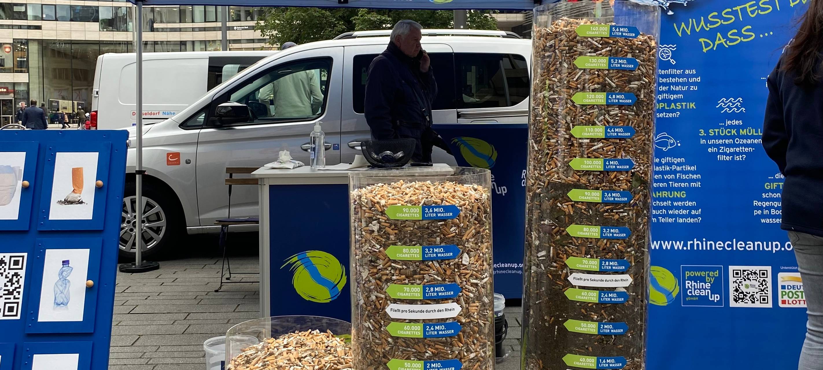 Drei volle durchsichtige Behälter mit Zigarettenkippen