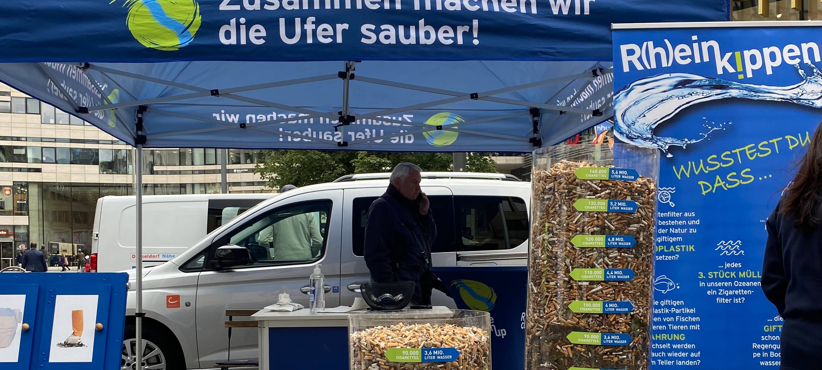 Drei volle durchsichtige Behälter mit Zigarettenkippen