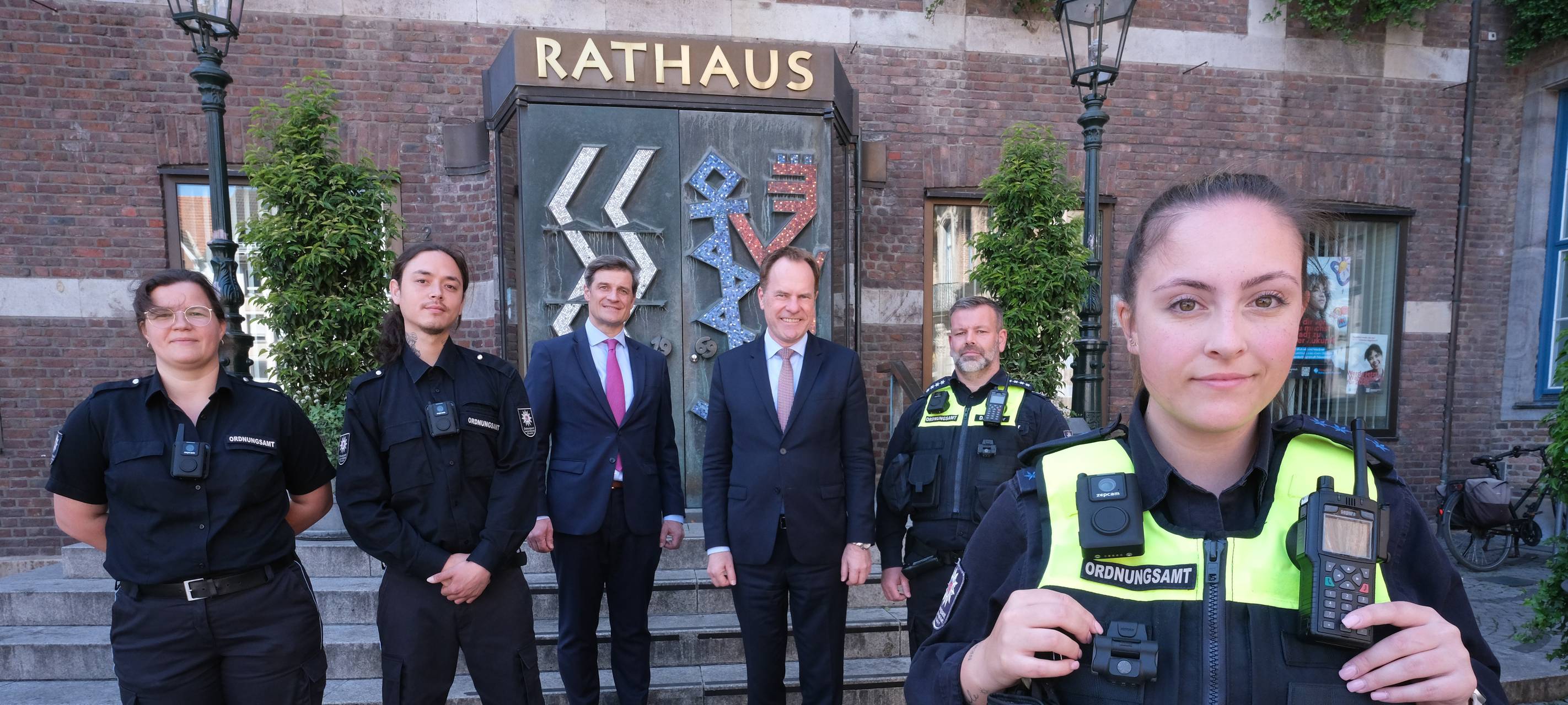 Oberbürgermeister Dr. Stephan Keller und Ordnungsdezernent Christian Zaum gemeinsam mit Kräften des OSD und der Vehrkehrsüberwachung.