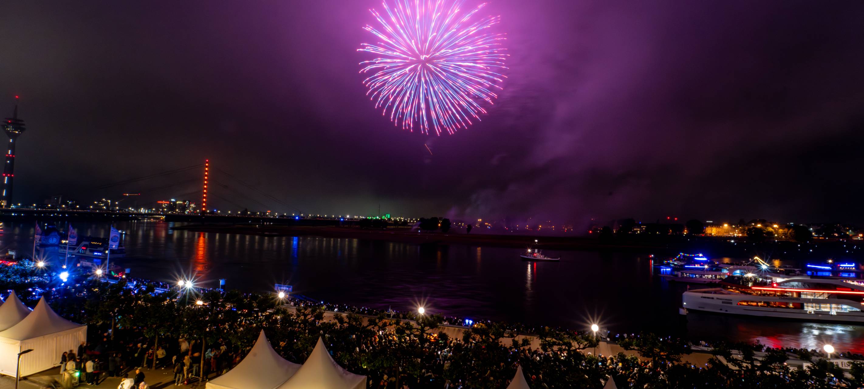 Japan-Tag: Das Feuerwerk zum Abschluss begeistert hundertausende Menschen.