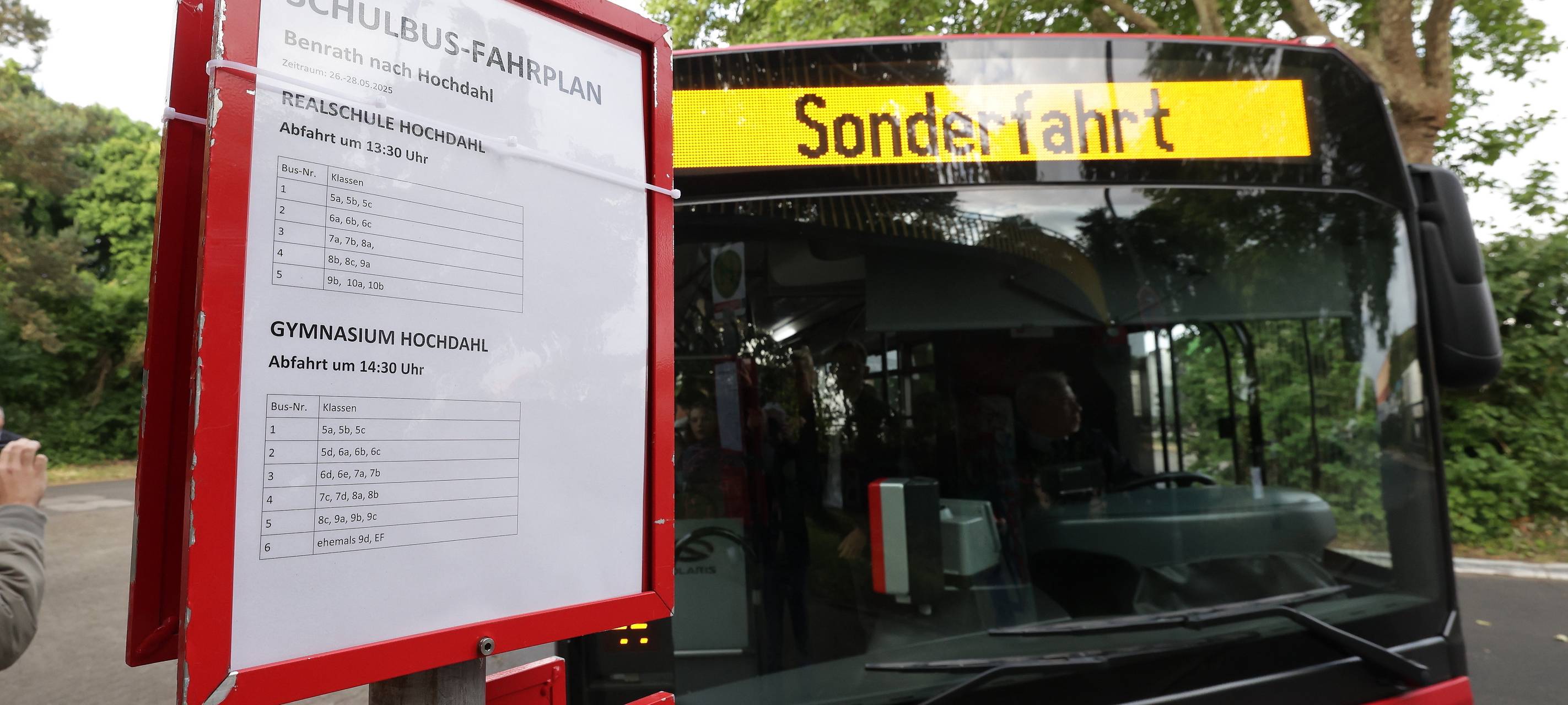 Roter Rheinbahn-Bus mit dem Schild "Sonderfahrt" ist aus Erkrath am alten Schlossgymnasium in Benrath angekommen.