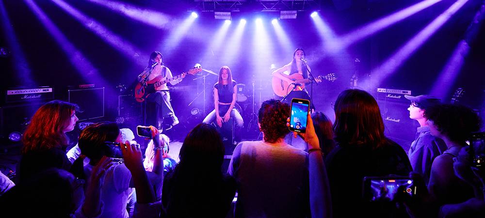 Im zakk findet am Donnerstag das akki Newcomer Festival statt, bei dem Newcomer*innen die Möglichkeit bekommen ihre Musik vor Publikum zu präsentieren.