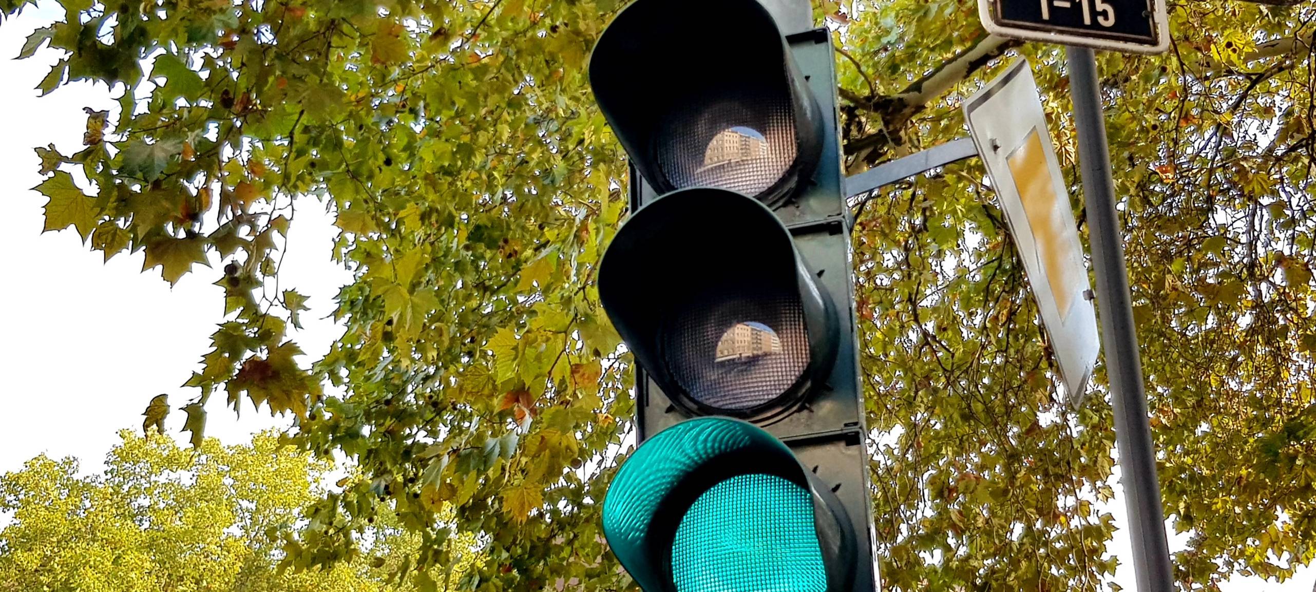 Eine grüne Ampel an der Scheurenstraße in Düsseldorf.
