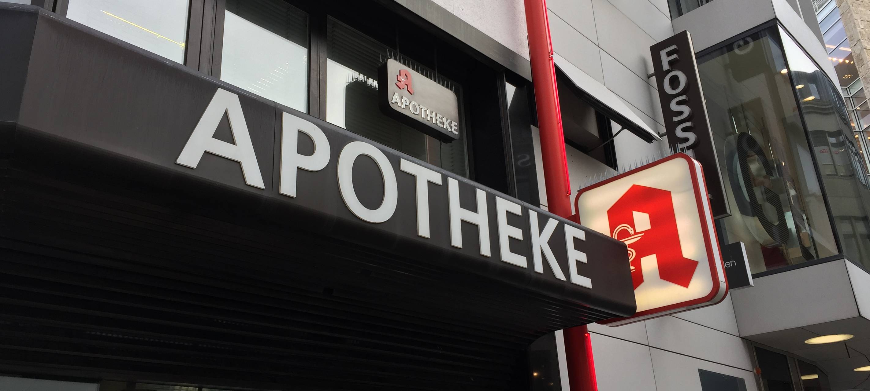 Die Außenansicht einer Apotheke am Schadowplatz.