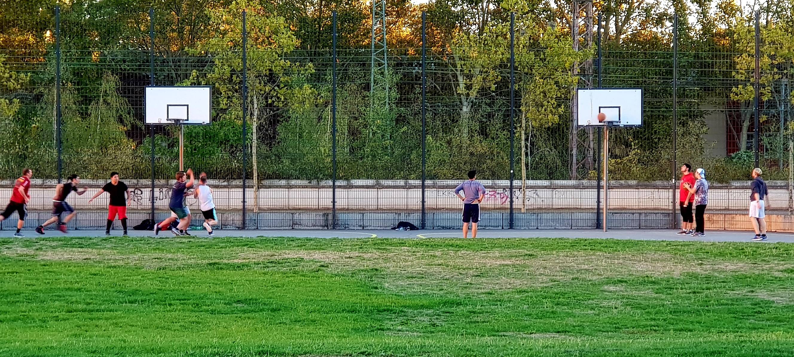Eine Gruppe Jugendlicher spielt Basketball.
