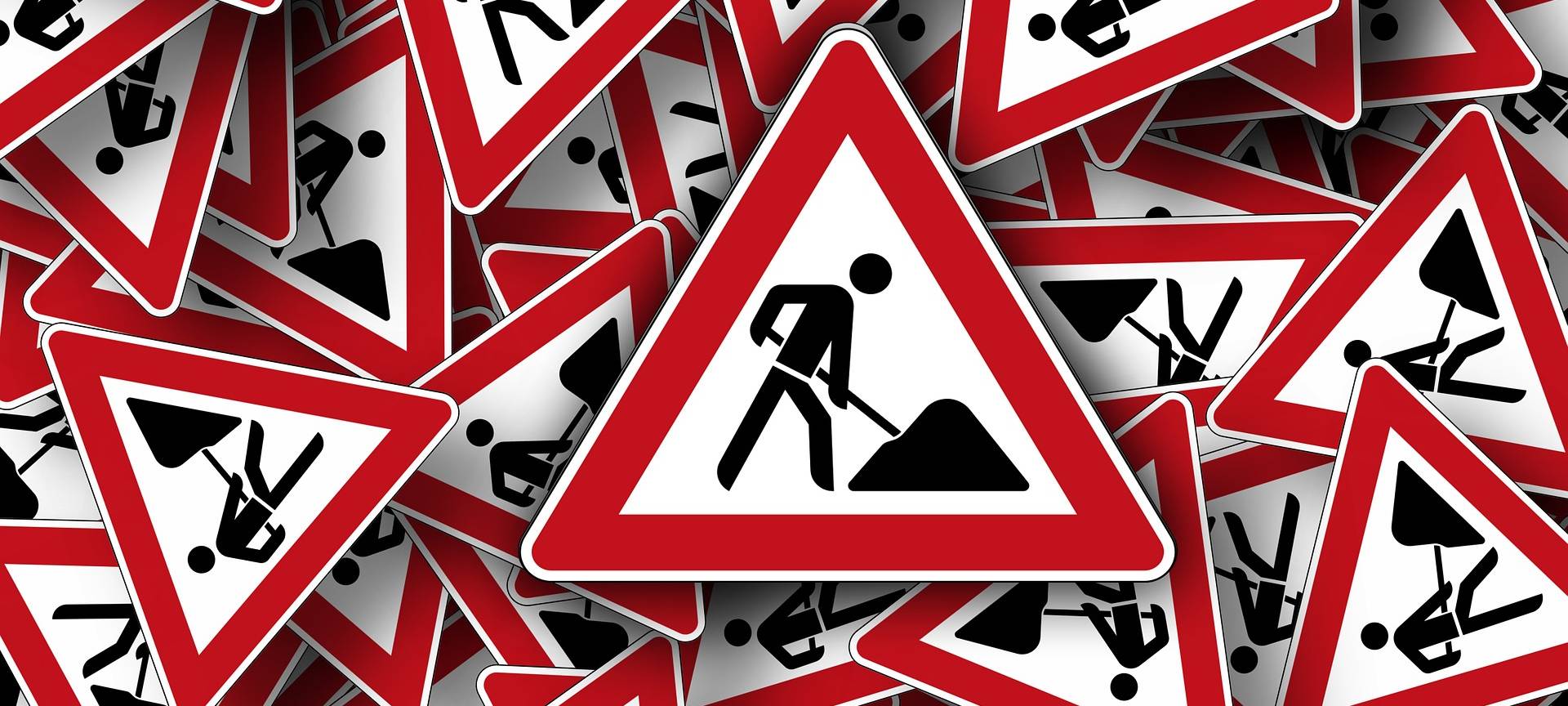 Viele Baustellenschilder dienen hier als Symbolbild für Baustellen.