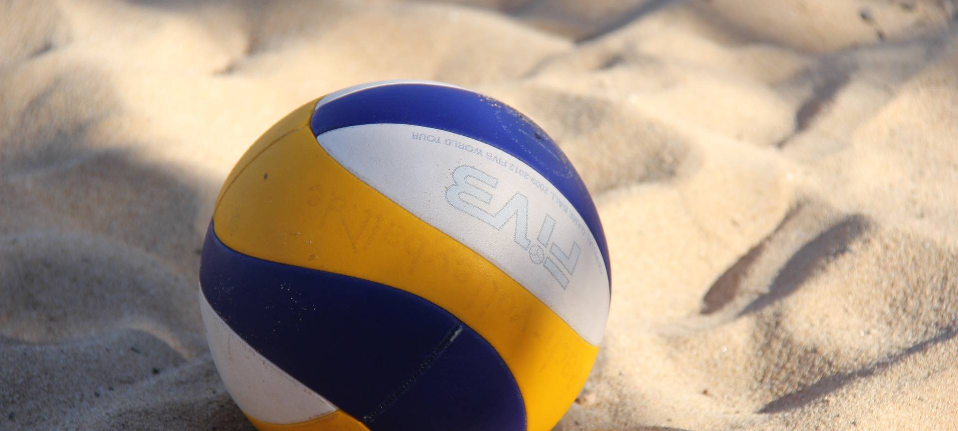 Ein Beachvolleyball liegt im Sand, Beachvolleyball-EM
