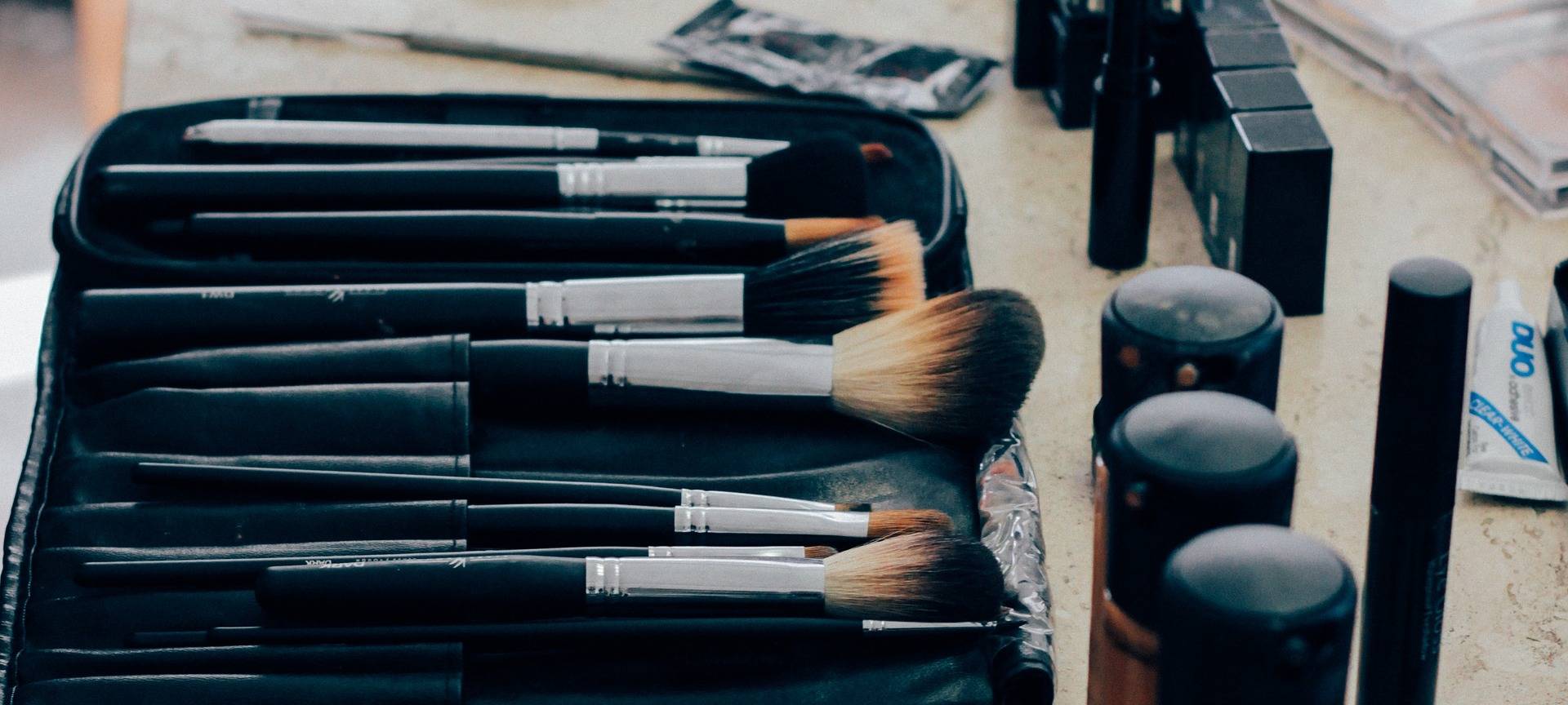 Kosmetikpinsel und Kosmetika. Sie wurden illegal von Betrügern eingesetzt.