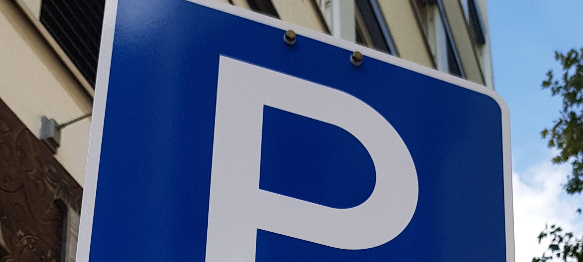 Ein blaues Parkschild erlaubt ausschließlich Menschen mit Behinderung das Parken.