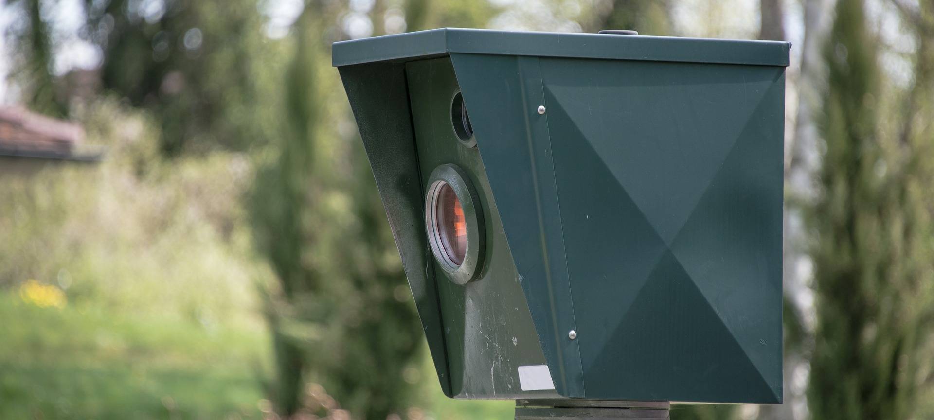 Ein grüner Blitzer. Er misst die Geschwindigkeit.
