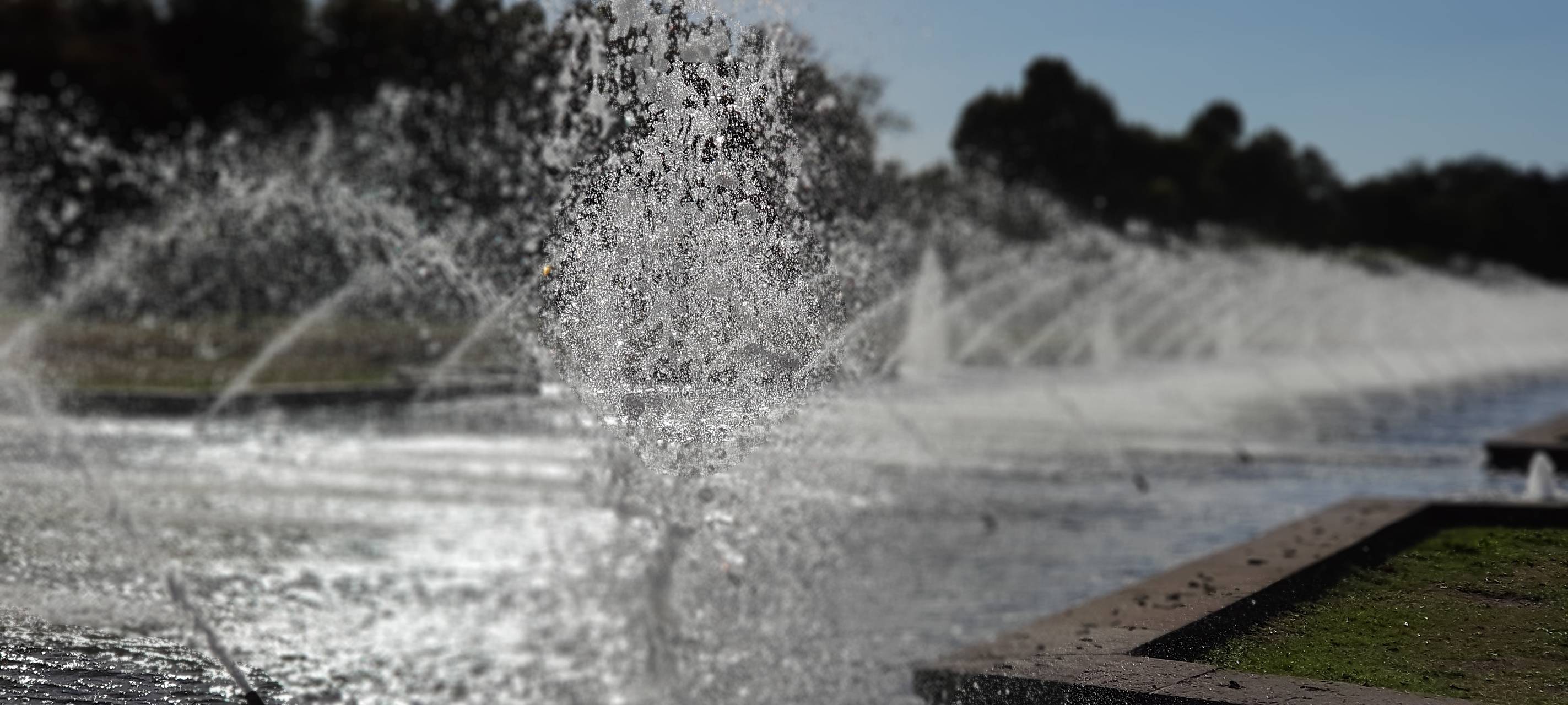 Ein sprudelnder Brunnen im Düsseldorfer Nordpark.