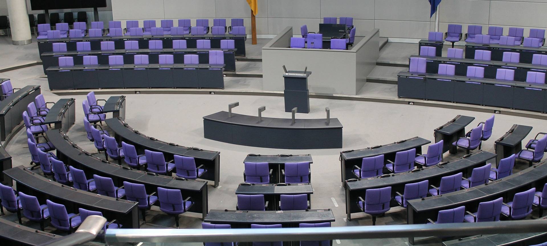 Der Bundestag in Berlin. Fotografiert von der Empore im Zuschauerraum. Die Stühle und auch die Regierungsbank sind leer.
