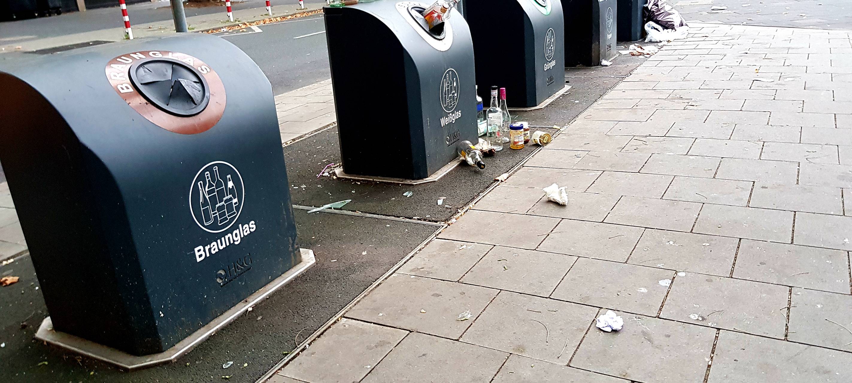 Leicht überfüllte Müll-Container am Stresemannplatz.
