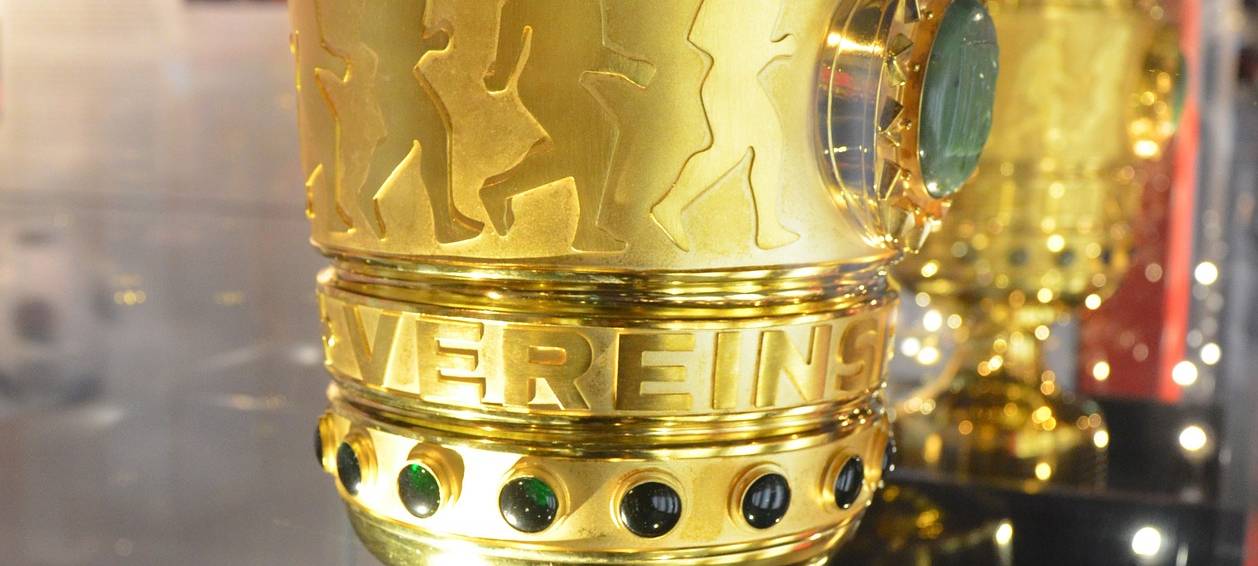 Der DFB-Pokal steht in einer Vitrine.