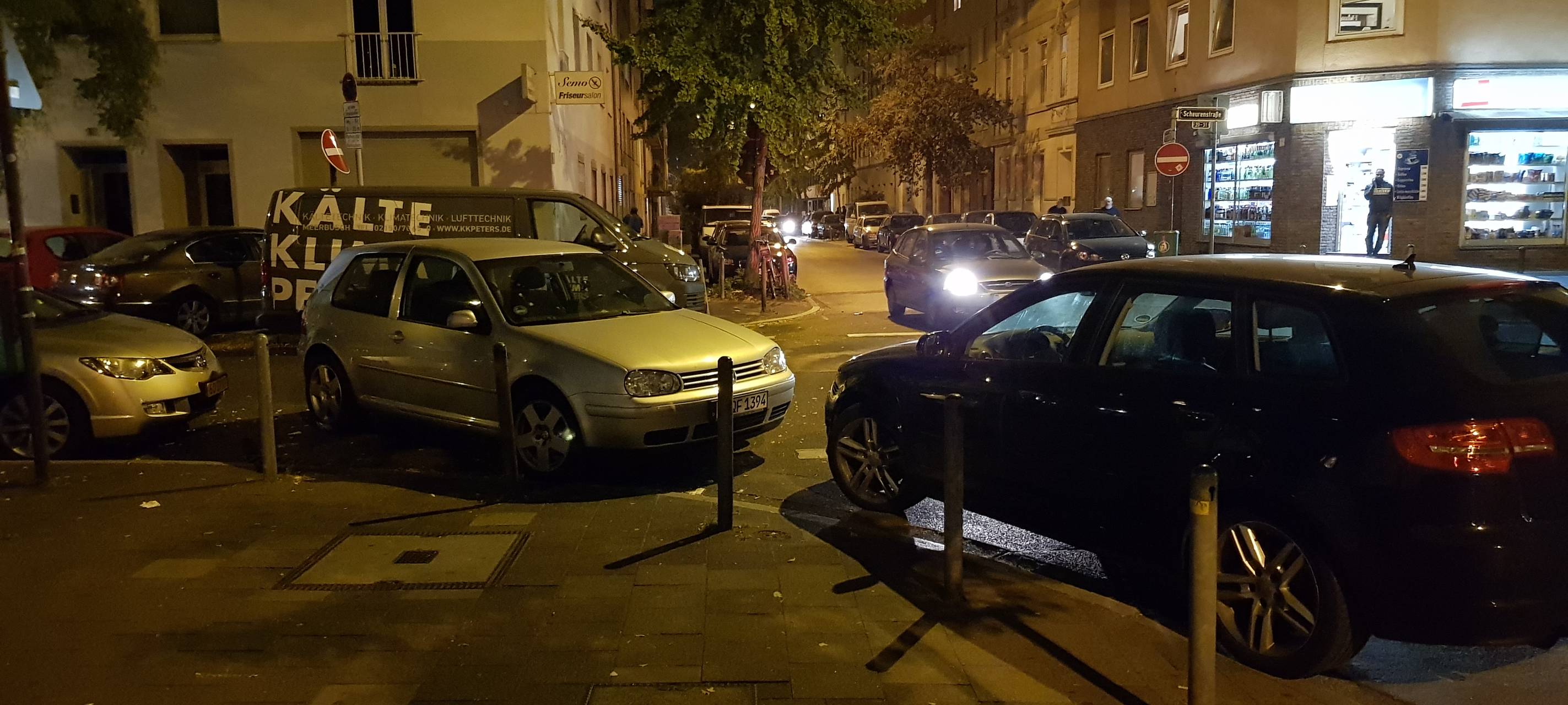 Falschparker, das Bild wurde abends aufgenommen