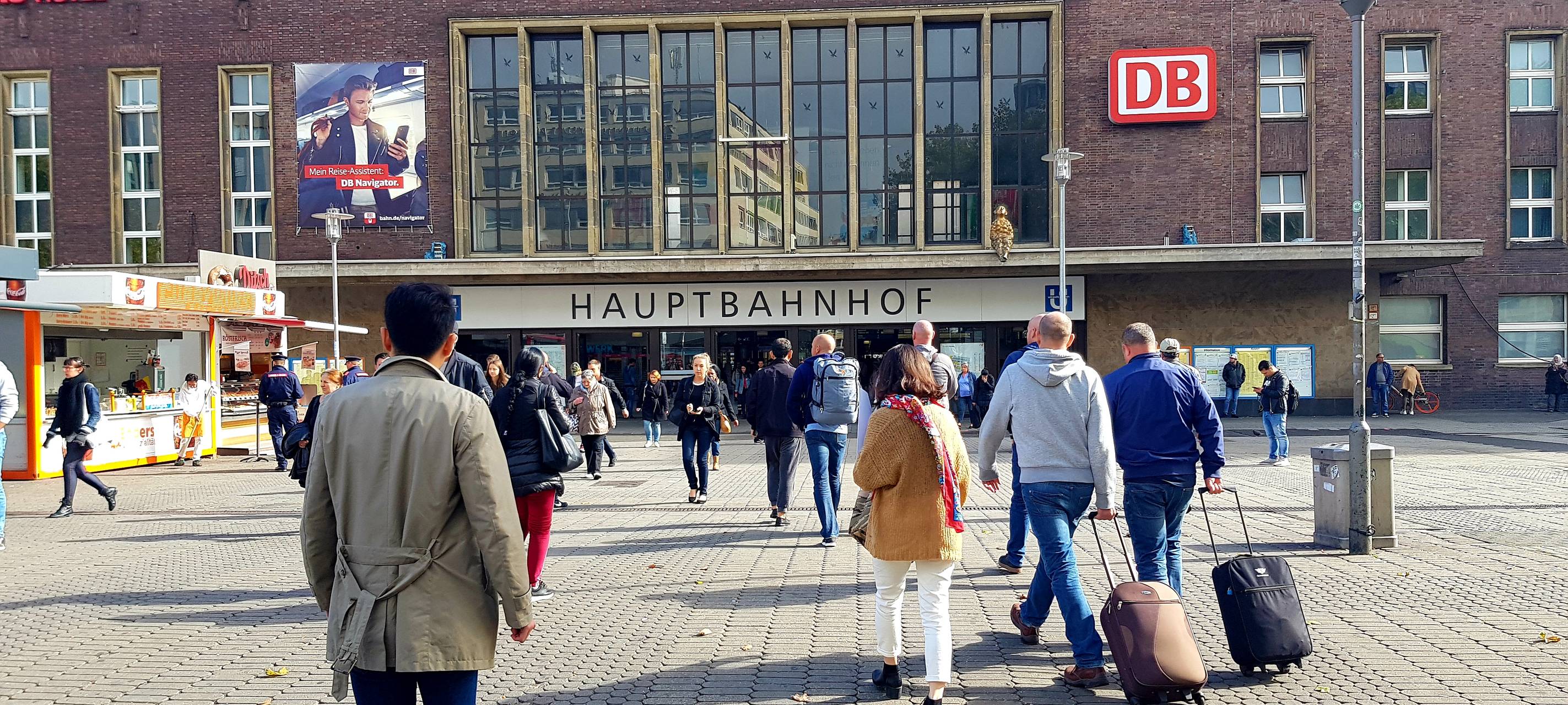 Blick auf den Haupteingang des Düsseldorfer Hauptbahnhofs, Konrad-Adenauer-Platz